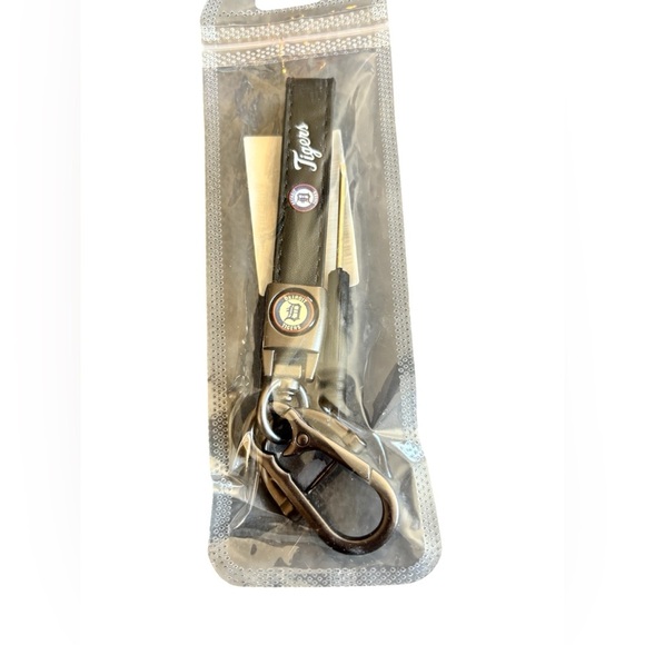 detroit tigers Other - Detroit Tigers MLB  Car Keychain Women Men Baseball Keyring Leather Strap Pewter